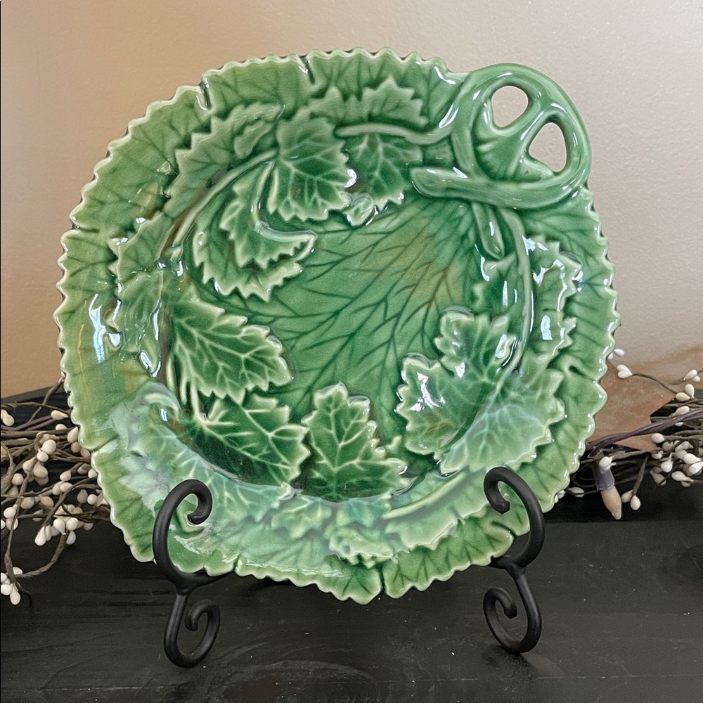 Two's Company Majolica Green Leaf Ceramic Plate-9.5 inches - NEW